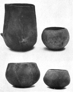 Bandkeramische Töpfe aus Salzelmen. Hadmersleben und Groß-Ammensleben (oben links 13 cm hoch)