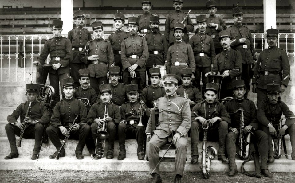 Banda de música militar en el hipódromo de Lasarte (1 de 1) - Fondo Car-Kutxa Fototeka