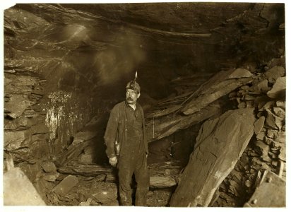 Bank Boss, Turkey Knob Mine, Macdonald, W. Va., and a great fall of Slate that blocked entry. Witness E. N. Clopper. LOC cph.3a21703