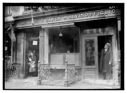 Bank hurt by bomb, 11-6-15 LCCN2014700204