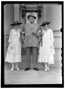 BANKHEAD, JOHN HOLLIS. REP. FROM ALABAMA, 1887-1907; SENATOR, 1907-1920. AT CONFEDERATE REUNION, D.C. WITH GRAND-DAUGHTERS, TALLULAH, LEFT, AND EUGENIA, RIGHT LCCN2016867895