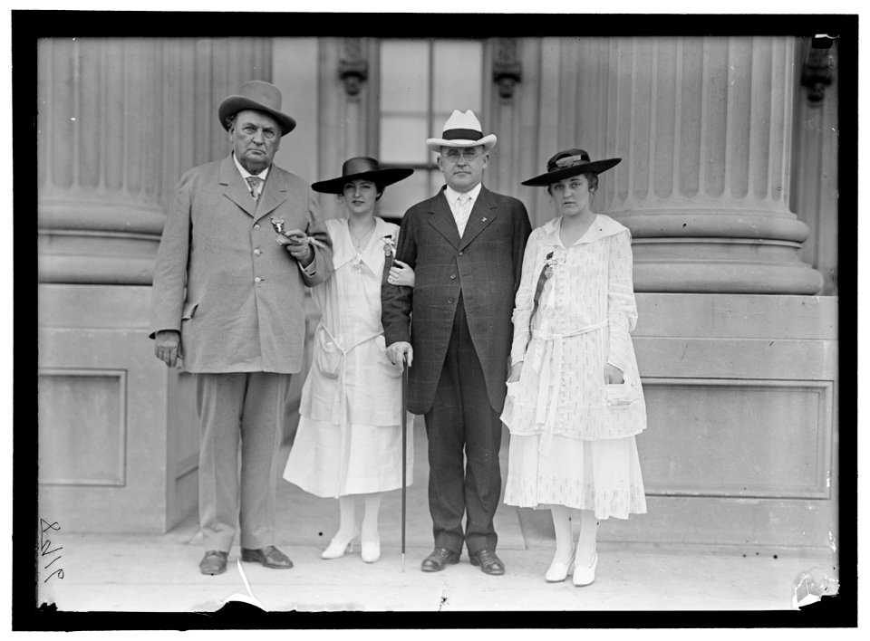 BANKHEAD, JOHN HOLLIS. REP. FROM ALABAMA, 1887-1907; SENATOR, 1907-1920. AT CONFEDERATE REUNION, D.C. WITH GRAND-DAUGHTERS, TALLULAH, LEFT, AND EUGENIA, RIGHT LOC hec.08906