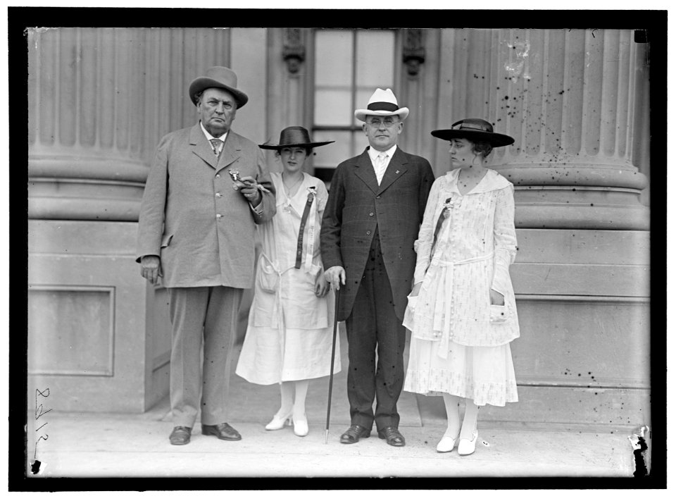 BANKHEAD, JOHN HOLLIS. REP. FROM ALABAMA, 1887-1907; SENATOR, 1907-1920. AT CONFEDERATE REUNION, D.C. WITH GRAND-DAUGHTERS, TALLULAH, LEFT, AND EUGENIA, RIGHT LOC hec.08905