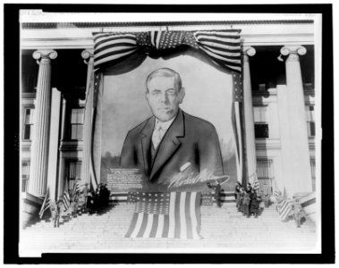 Banner-size portrait painting of Woodrow Wilson hanging from a building LCCN2007676202