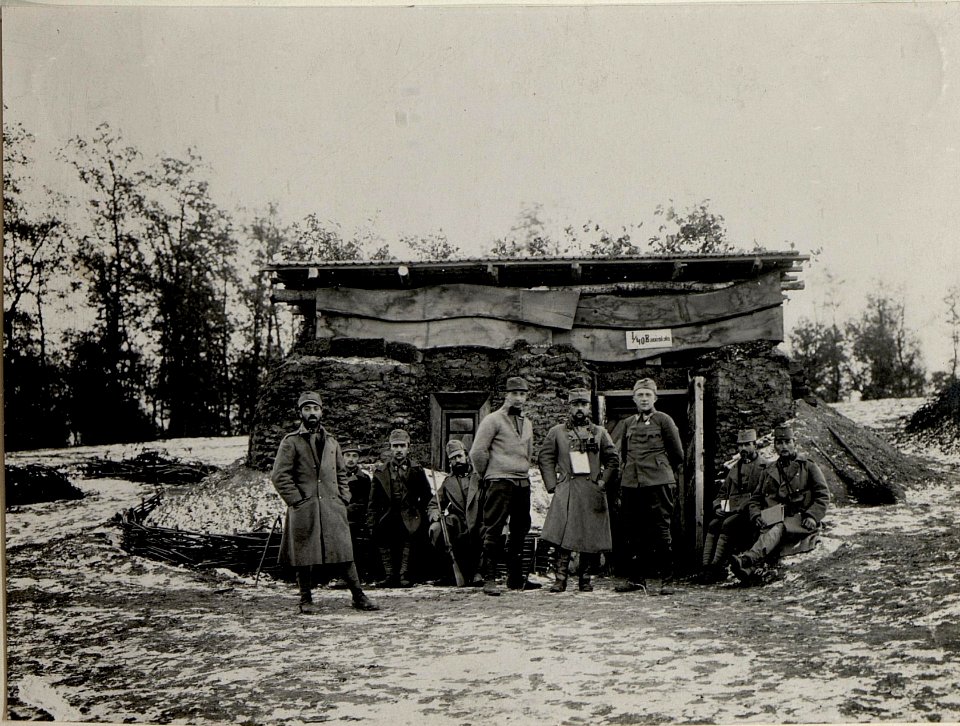 Baonskommando 1-40 in der Dauerstellung südöstl. Ujezdey -, Wolhynien,- 300 Schritte hinter der vordersten Stellung. Aufgenommen am 28. Oktober 1915. (BildID 15540587)