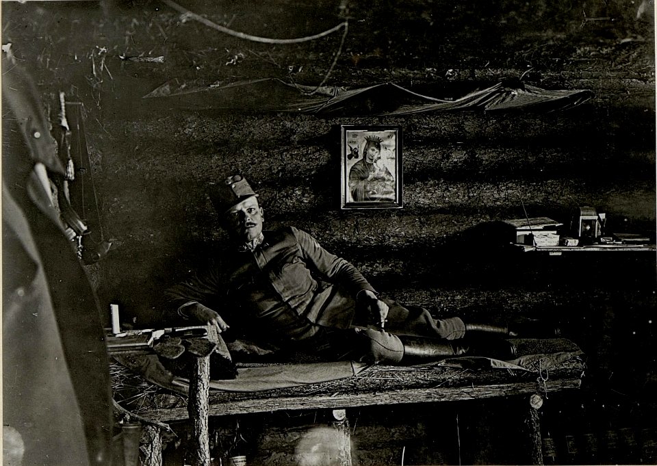 Baonskmdt.Major Karl Wolff des I.R.84, in seiner Waldhütte an der Noida. Anschluss an die Deutschen. (BildID 15539691)