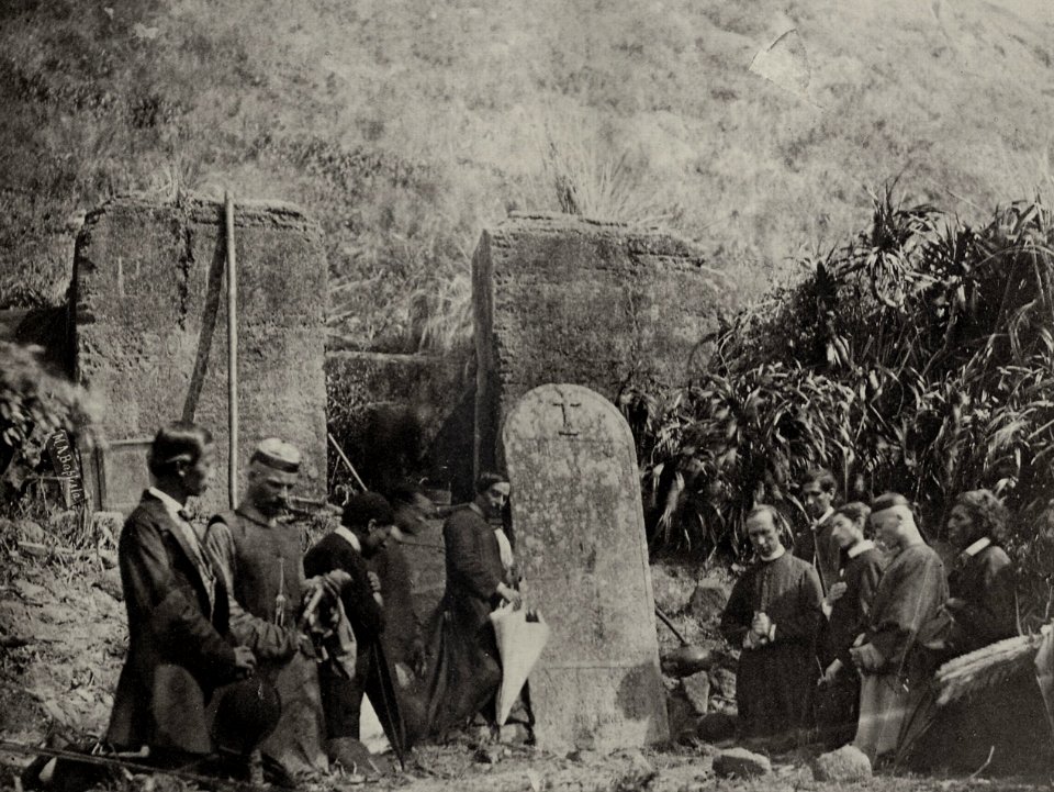 Baptista, M.A. - Priester und Laien am Grab des schon lange toten Christen, Macau (Zeno Fotografie)