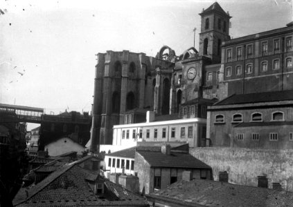 BAR000284 - Convento do Carmo. À esquerda, a ponte do elevador de Santa Justa