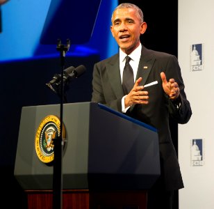 Barack Obama at 2015 CHCI gala (11)