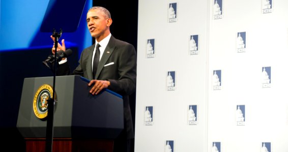 Barack Obama at 2015 CHCI gala (24)