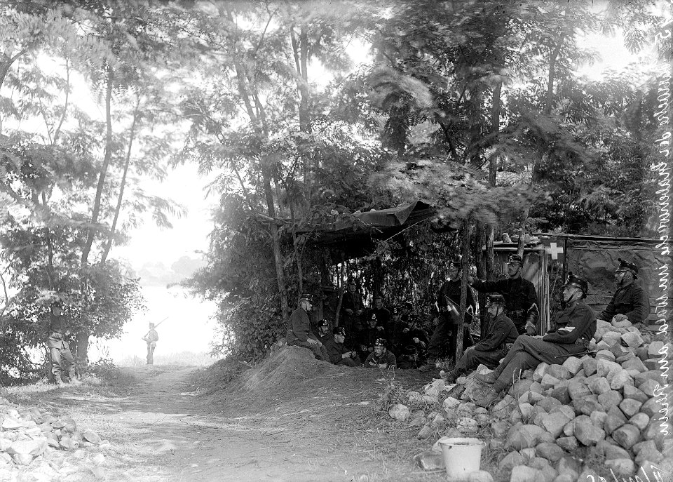 Baracke der Grabenwache im Wald am Rhein - CH-BAR - 3237272