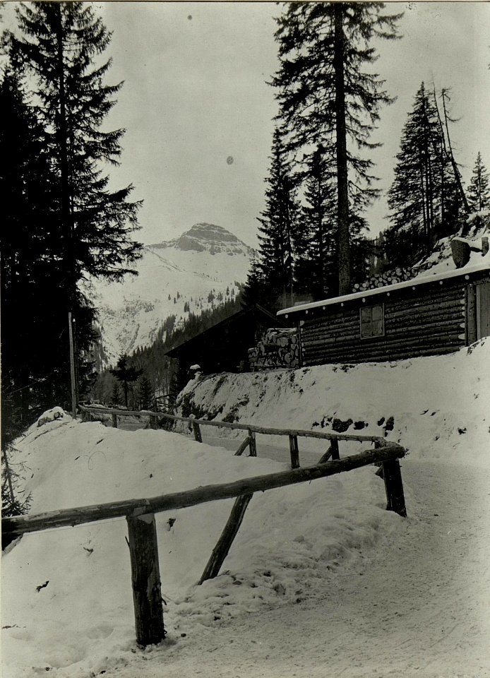 Baracken an der Straße zur Straniger Alm mit dem Hochwipfel im Hintergrunde. (BildID 15469355)