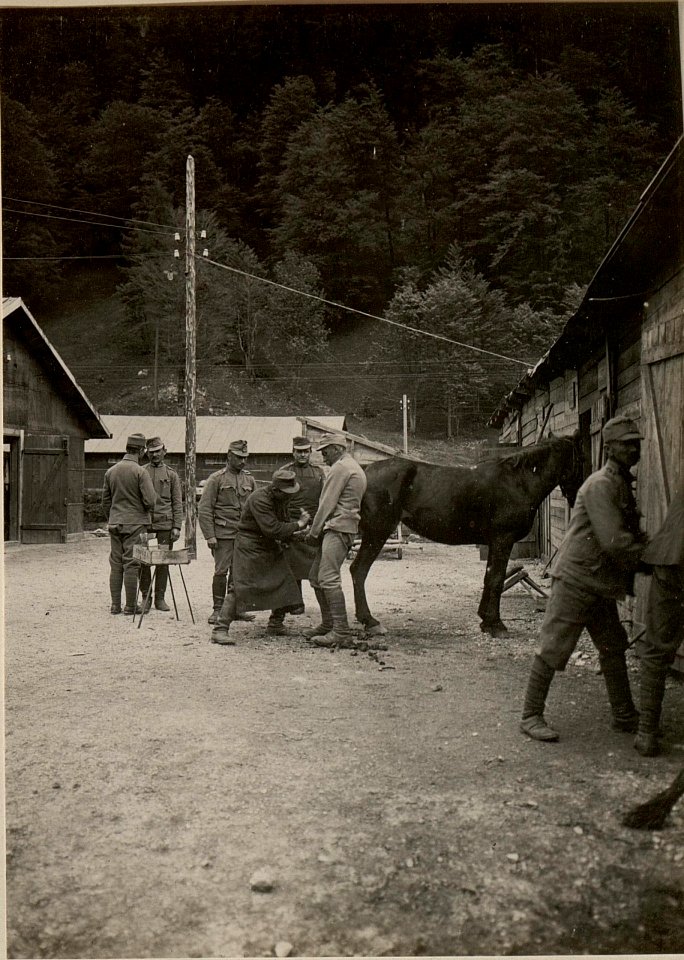 Barackenlager in Raibl elektrisch beleuchtet. Aufgenommen am 16. Mai 1916. (BildID 15476161)
