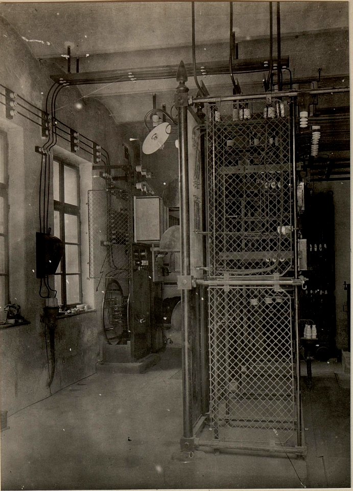 Barackenlager in Raibl elektrisch beleuchtet. Aufgenommen am 16. Mai 1916. (BildID 15476168)