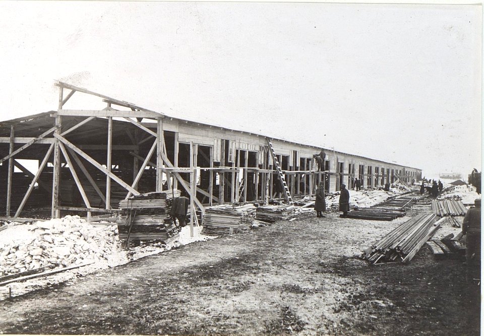 Baracke zur Erzeugung von Eisenbetonstücken am Bahnhof in Teofipol (Teofilpolka) (BildID 15439209)