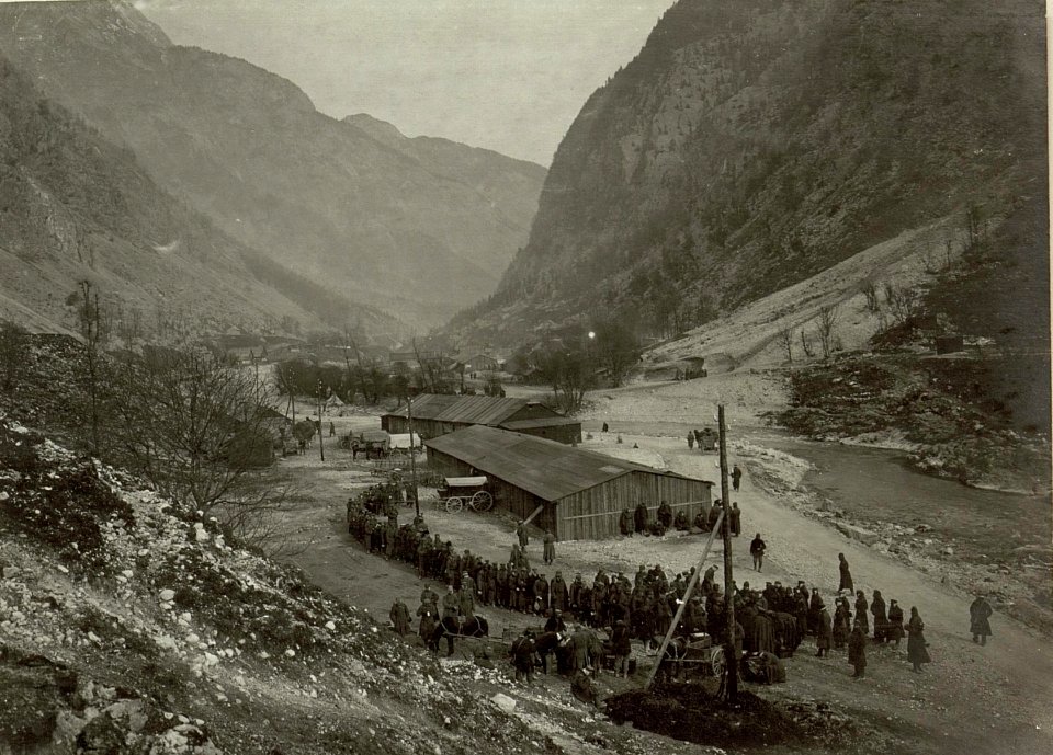 Barackenlager an der Straße südlich Kote 506 (BildID 15464762)