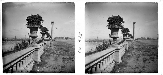 Barana i vista de les columnes de l ' entrada del parc de Montjuïc de Barcelona
