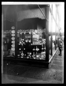 Barber & Ross window, (Washington, D.C.) LCCN2016823820