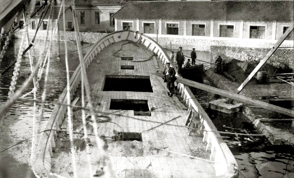 Barco pesquero con la cubierta terminada en el astillero de Pasaia (1 de 1) - Fondo Car-Kutxa Fototeka