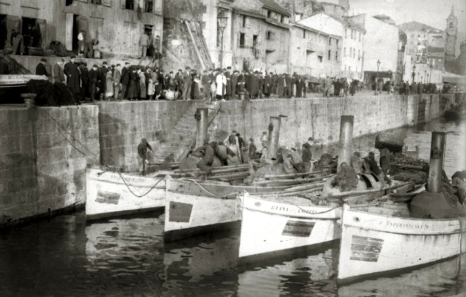 Barcos de vapor de bajura en el puerto de San Sebastián (1 de 1) - Fondo Car-Kutxa Fototeka