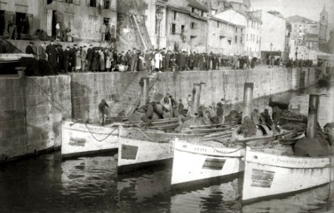 Barcos de vapor de bajura en el puerto de San Sebastián (1 de 1) - Fondo Car-Kutxa Fototeka