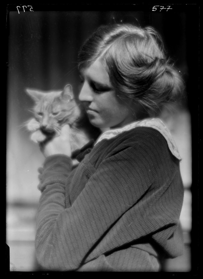 Barhyte, Marion, Miss, with Buzzer the cat, portrait photograph LOC agc.7a16860
