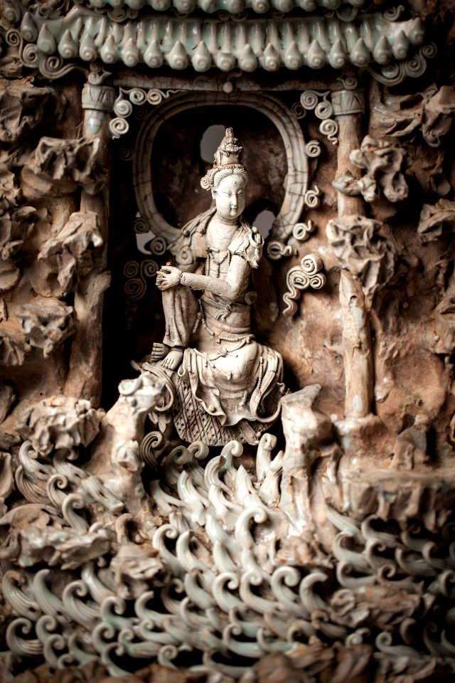 Barmhärtighetens gudinna Guanyin sittande i en grotta. Qingbai-gods, Yuandynastin, cirka 1280-1330 - Hallwylska museet - 107695