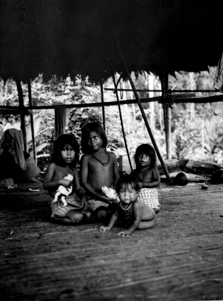 Barn på hyddgolv. Erh, Från Erland Nordenskiöld 1928. Publ, Bonniers värld 1975. Chocó. Colombia - SMVK - 003998