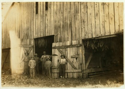 Barn of Daniel Barrett and group shown in photos 4464-5-6. LOC cph.3b01717