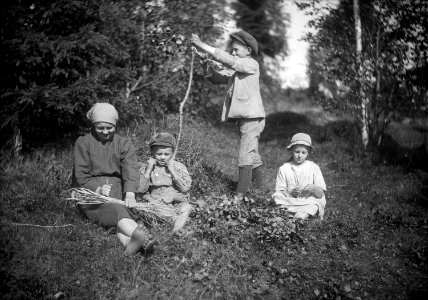 Barn tillverkar vispar - Nordiska Museet - NMA.0052058 photo