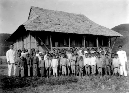 Barn med sina två lärare framför skolan. Taripa. Indonesien - SMVK - 000230