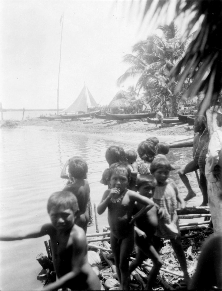 Barn vid stranden. San Blas. Panama - SMVK - 004443