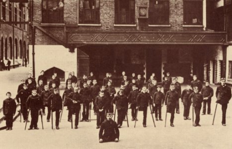 Barnardo, Thomas John - Eine Gruppe von Behinderten im Hof des Stepney Causeway Heimes (Zeno Fotografie)