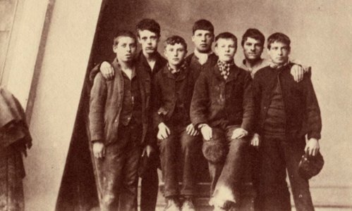 Barnardo, Thomas John - Eine Gruppe von Jungen bei der Aufnahme ins Heim (Zeno Fotografie)
