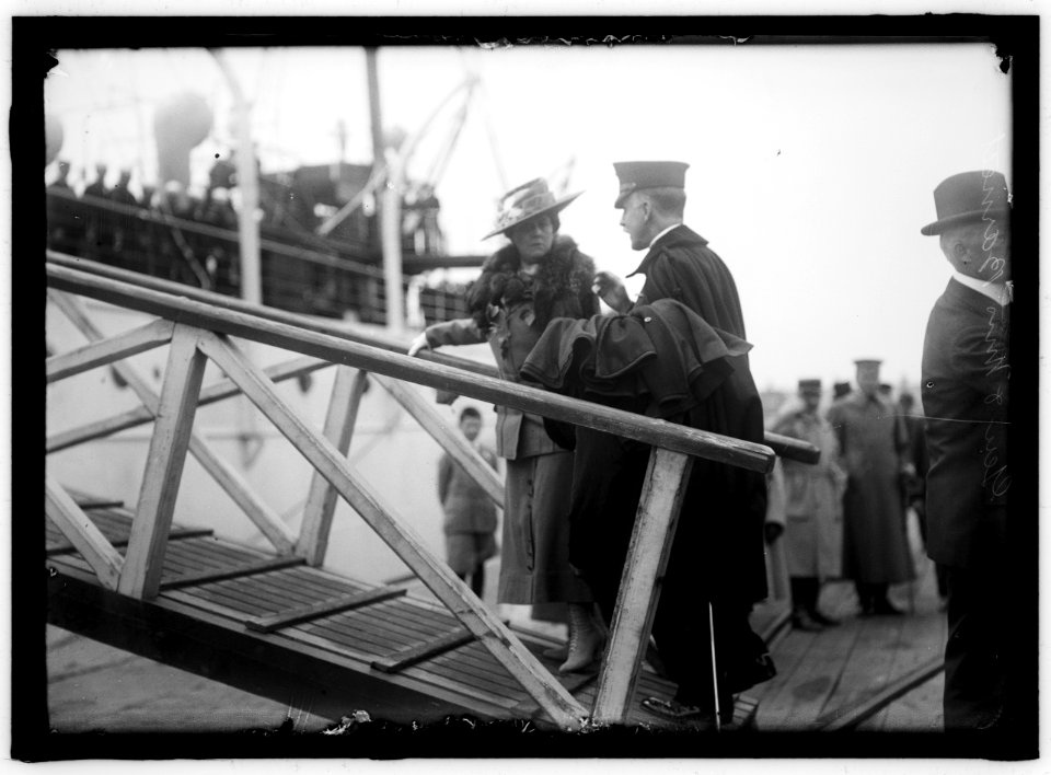BARNETT, GEORGE, MAJ. GEN. COMMANDANT, U.S.M.C. WITH MRS. BARNETT BOARDING 'MAYFLOWER' LCCN2016867701