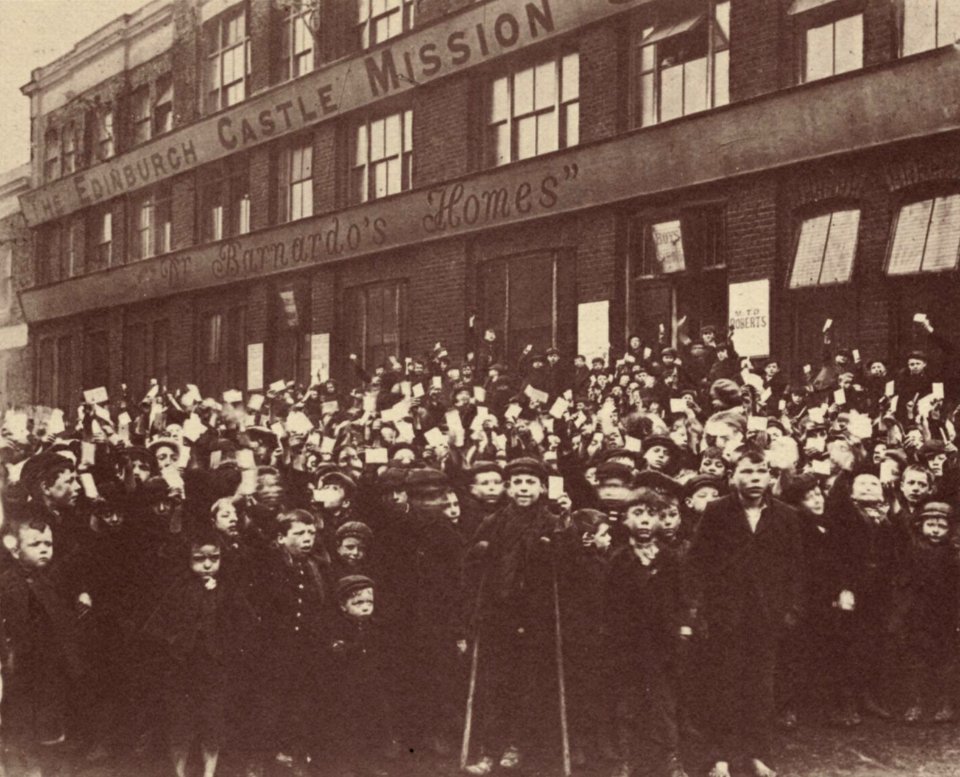 Barnardo, Thomas John - Hungrige Kinder zeigen ihre Essensmarken (Zeno Fotografie)