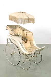 Barnvagn m parasoll, snett framifrån - Livrustkammaren - 39595
