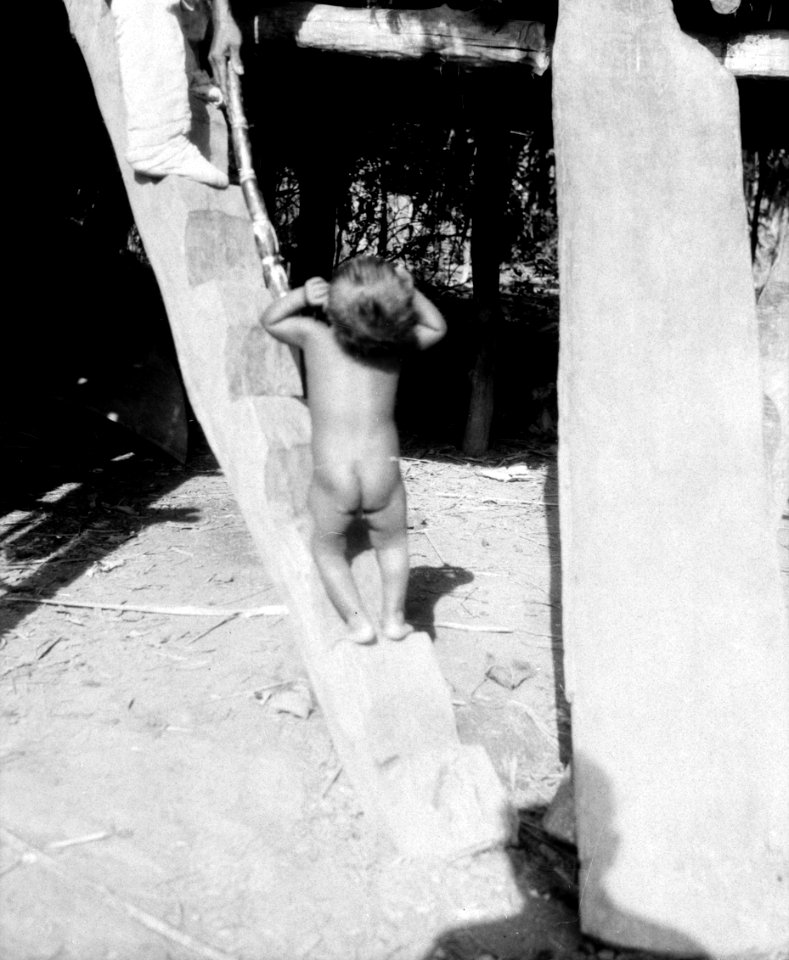 Barnunge på väg uppför stegtrappan till hydda. Darién, Sambú River. Panama - SMVK - 004017