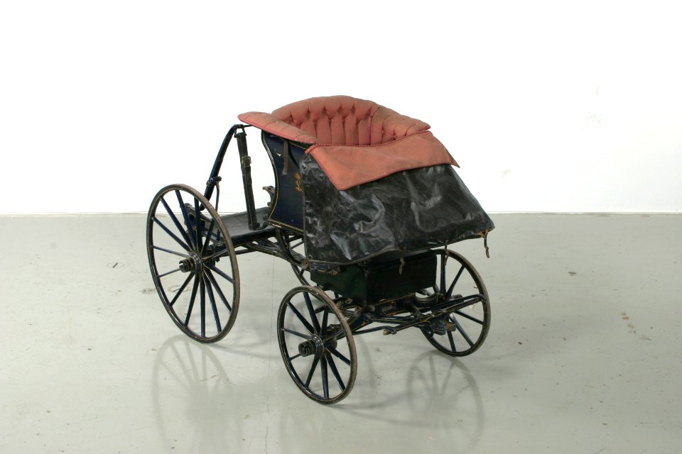 Barnvagn faetong, snett framifrån m överdragsskydd - Livrustkammaren - 56715
