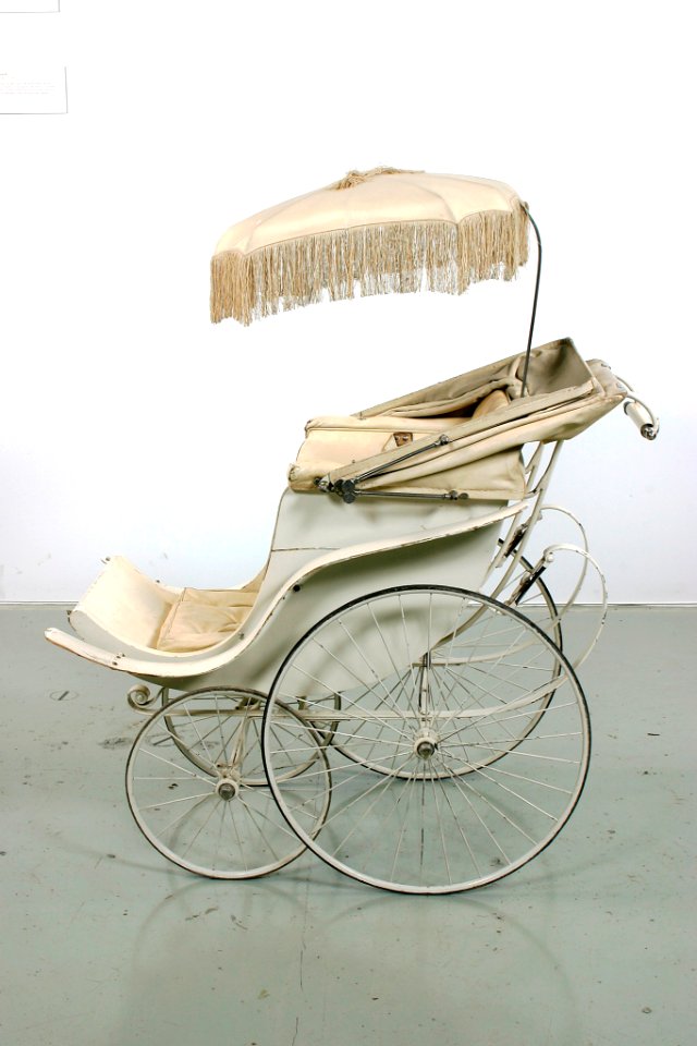 Barnvagn m parasoll, vänster sida. Parasoll inventarienr - Livrustkammaren - 22473