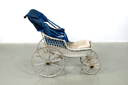 Barnvagn, höger sida - Livrustkammaren - 73835