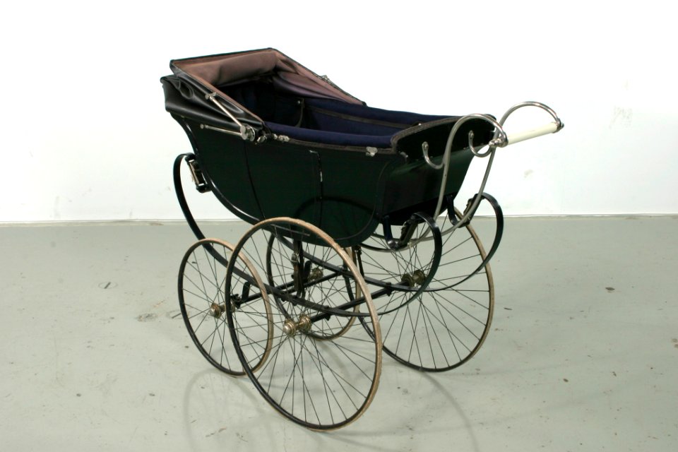 Barnvagn, snett bakifrån - Livrustkammaren - 73837