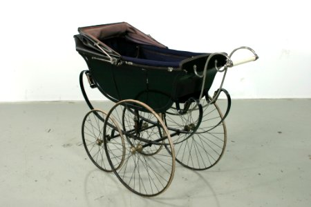 Barnvagn, snett bakifrån - Livrustkammaren - 73837