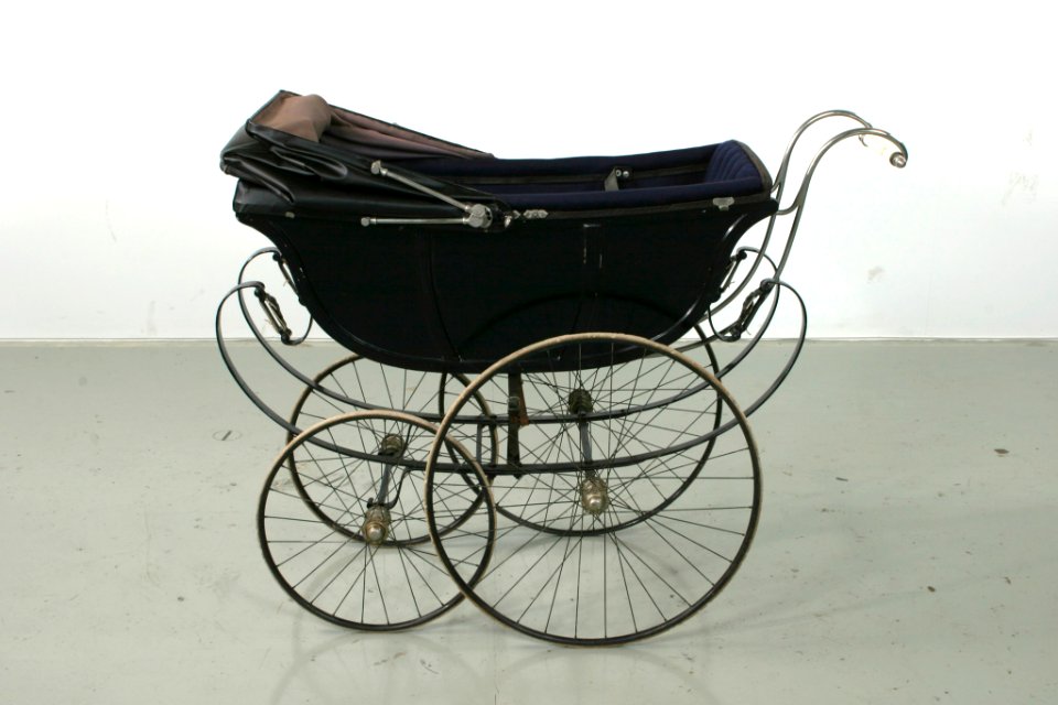 Barnvagn, vänster sida - Livrustkammaren - 65275