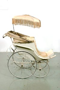 Barnvagn m parasoll, höger sida - Livrustkammaren - 31035
