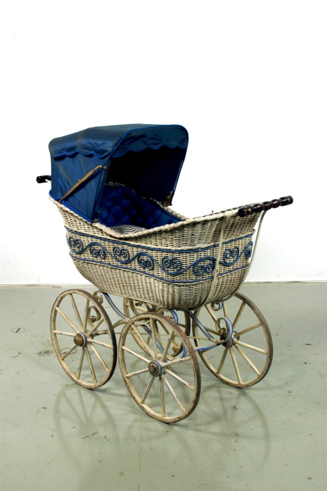Barnvagn, snett bakifrån m sufflett - Livrustkammaren - 65274