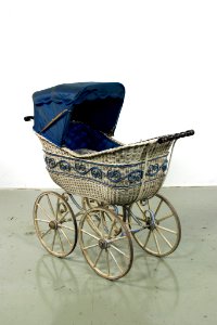 Barnvagn, snett bakifrån m sufflett - Livrustkammaren - 65274