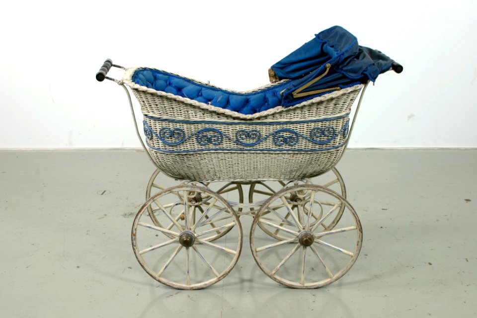 Barnvagn, höger sida - Livrustkammaren - 39594