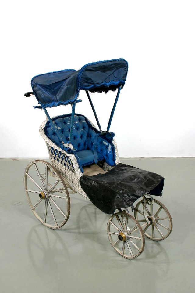 Barnvagn, snett framifrån m sufflett och regnskydd - Livrustkammaren - 5348