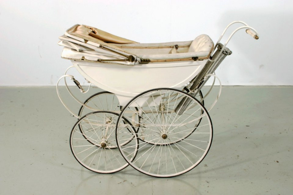Barnvagn, vänster sida - Livrustkammaren - 82395